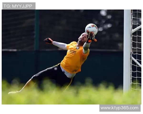 足球守门员惊艳进球瞬间揭秘守门员如何打破传统成就进攻奇迹